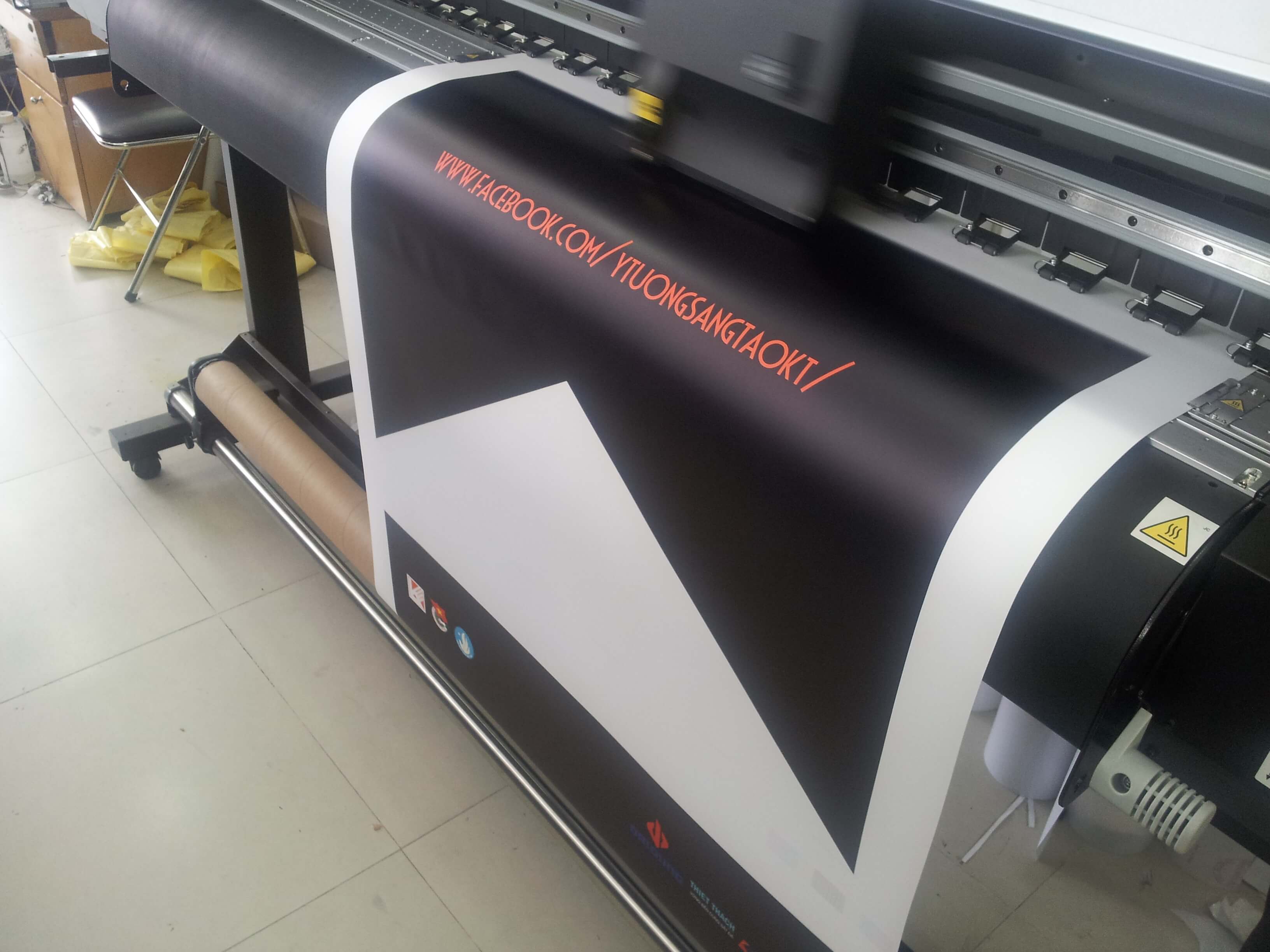 Công ty In Nhanh tiến hành in Decal bằng máy in khổ lớn, in phun công nghệ cao cho chất lượng bản in tuyệt đẹp